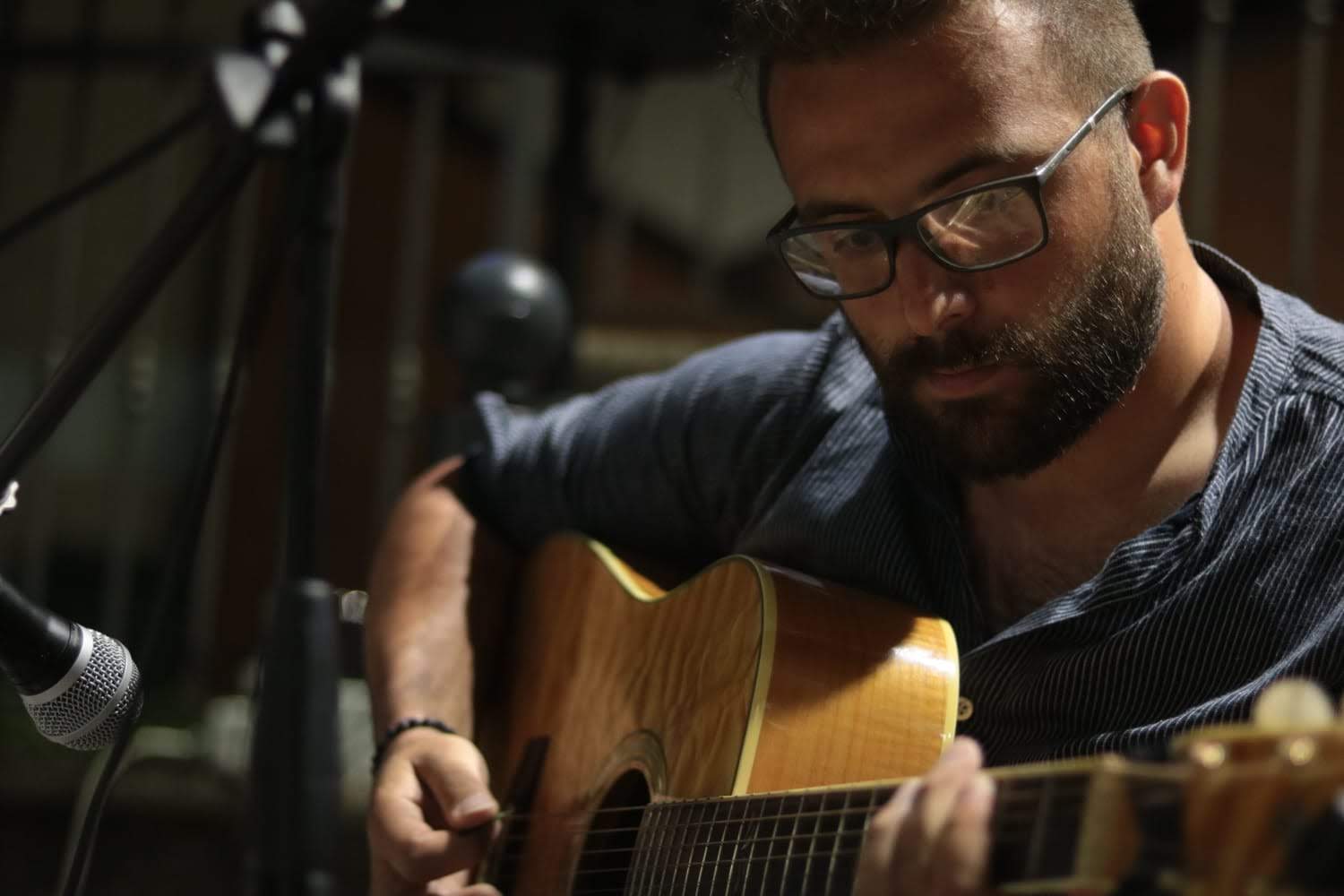 Viceconte durante una sessione musicale